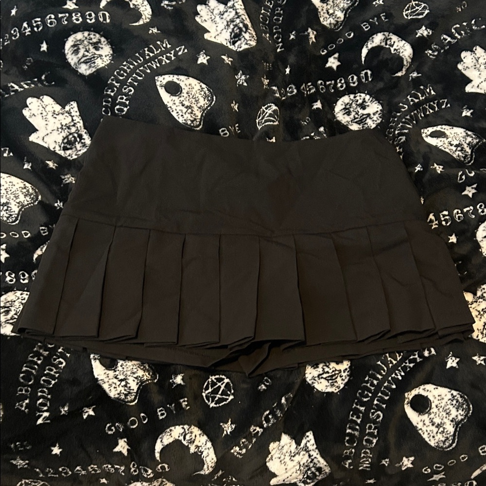 Chic Black Pleated Mini Skirt